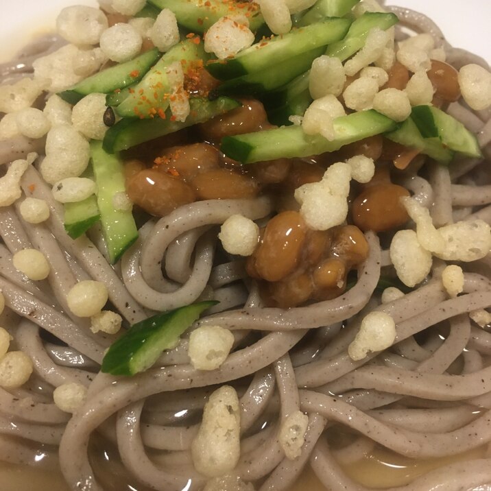 納豆ときゅうりのたぬき釜揚げ蕎麦